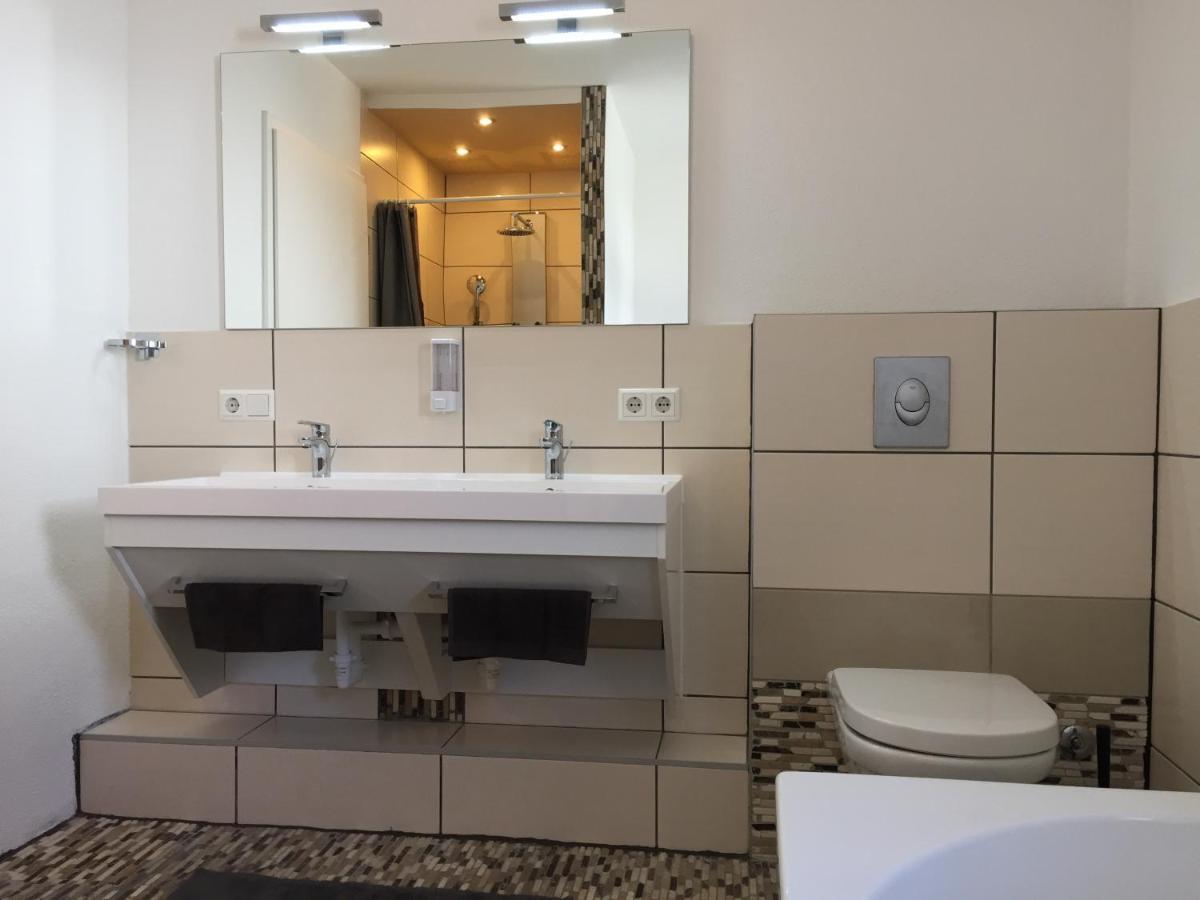 Ferienwohnung Am Bodensee- Zentrale Lage, Free Parking And Wifi, 109 M2, Privater Garten, 7 Gaeste, 2X Kingsize Boxspringbett, Familienfreundlich Friedrichshafen Ngoại thất bức ảnh