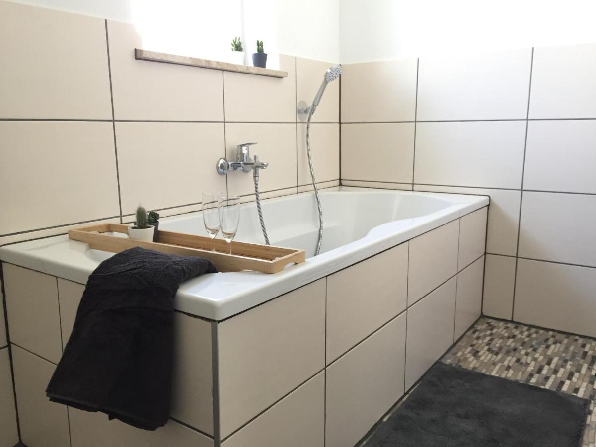 Ferienwohnung Am Bodensee- Zentrale Lage, Free Parking And Wifi, 109 M2, Privater Garten, 7 Gaeste, 2X Kingsize Boxspringbett, Familienfreundlich Friedrichshafen Ngoại thất bức ảnh